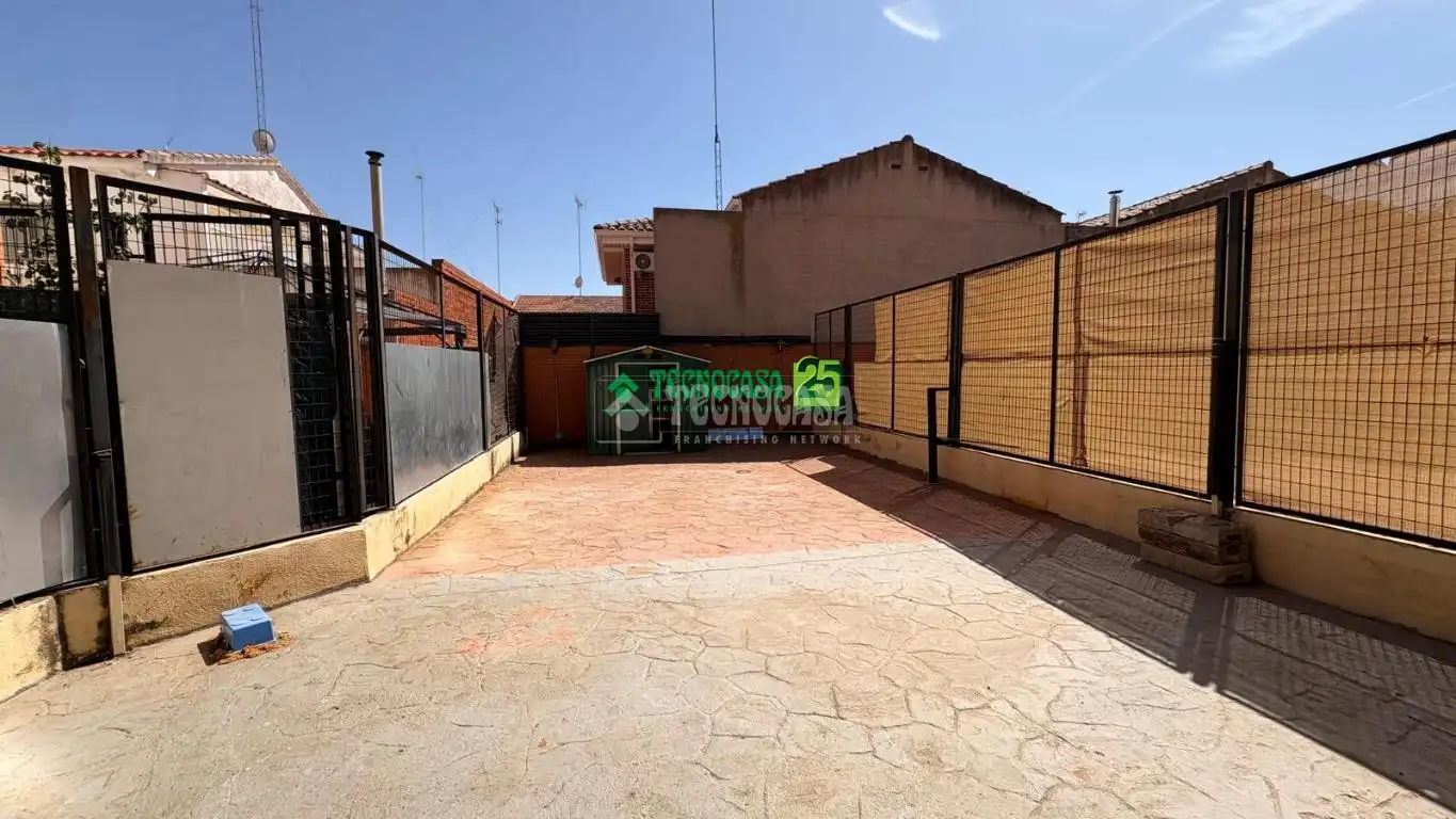 Vista exterior de Piso en venta en Yuncler con Aire acondicionado y Calefacción