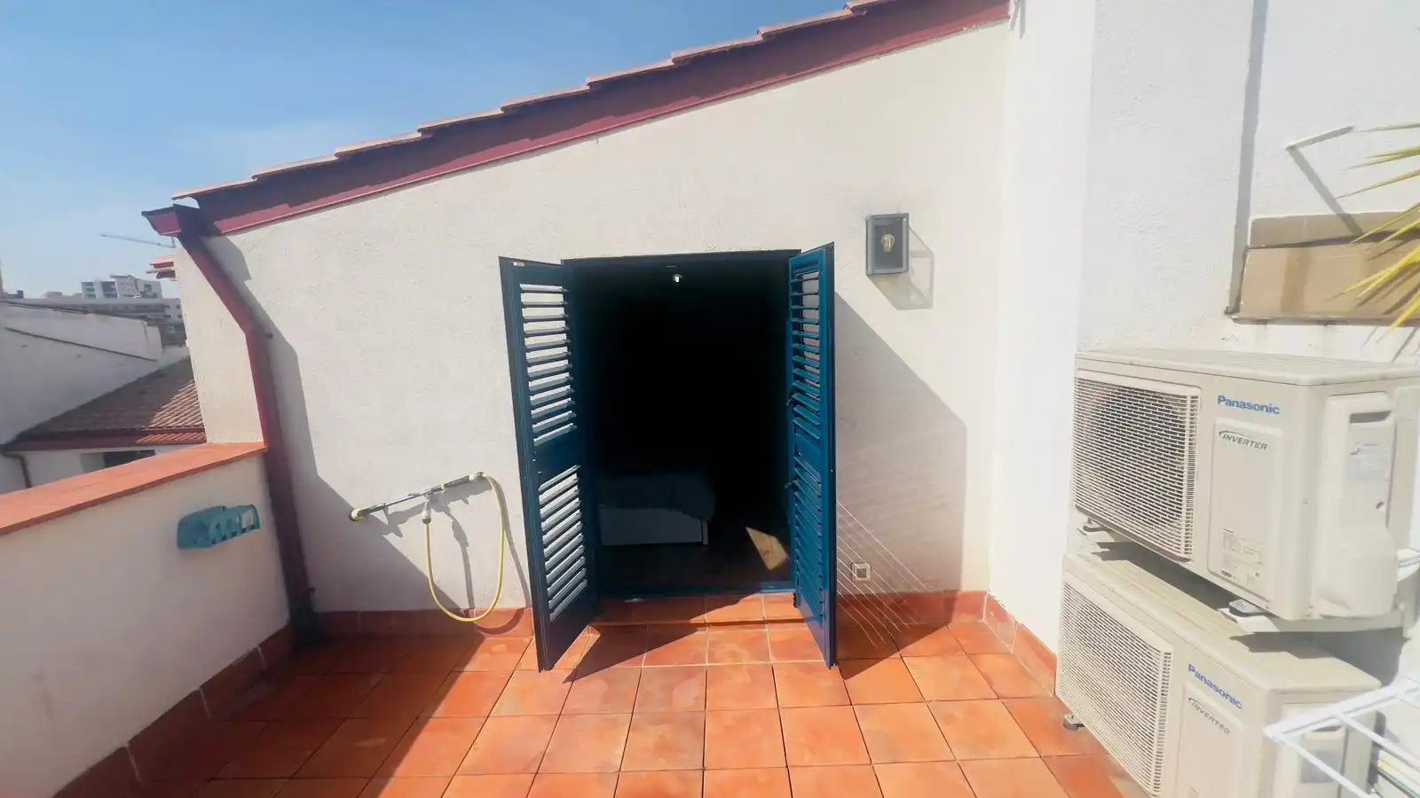 Terrasse von Einfamilien-Reihenhaus zum Verkauf in Badalona mit Klimaanlage, Heizung und Parkett