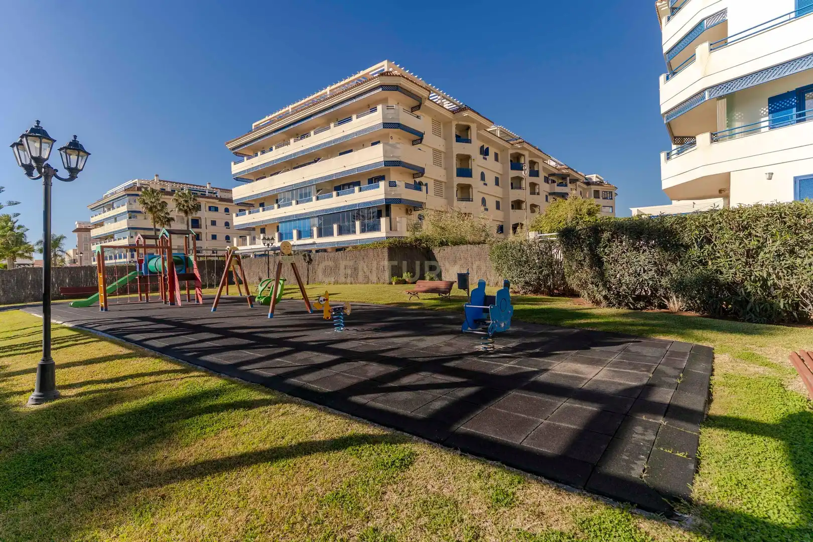Außenansicht von Wohnung zum Verkauf in Manilva mit Privatgarten, Abstellraum und Gemeinschaftspool