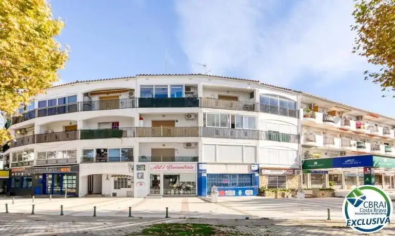 Vista exterior de Estudi en venda en Empuriabrava amb Aire condicionat i Moblat