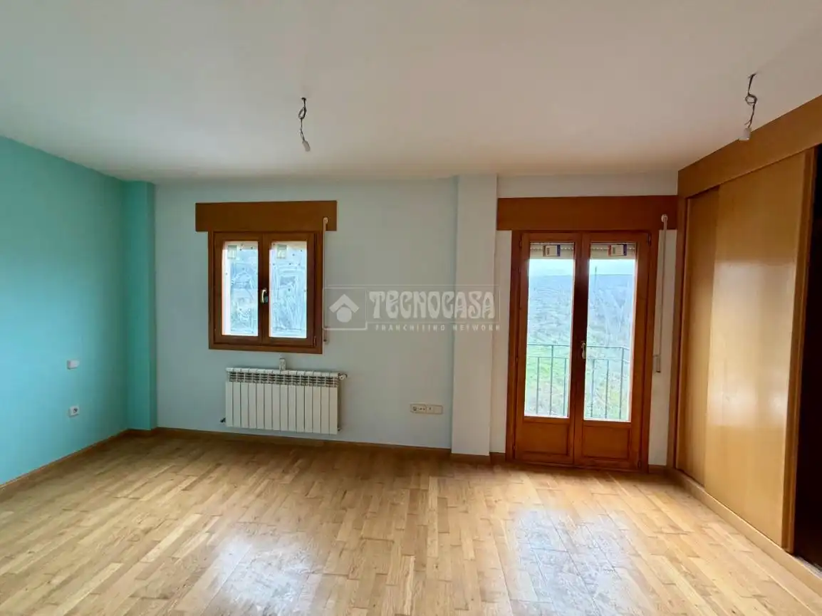 Sala d'estar de Casa adosada en venda en Sigüenza amb Aire condicionat i Calefacció