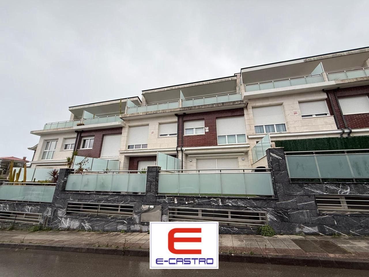 Vista exterior de Casa adosada en venta en Castro-Urdiales con Calefacción, Parquet y Balcón