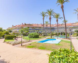 Jardí de Apartament de lloguer en Sitges amb Aire condicionat, Terrassa i Piscina