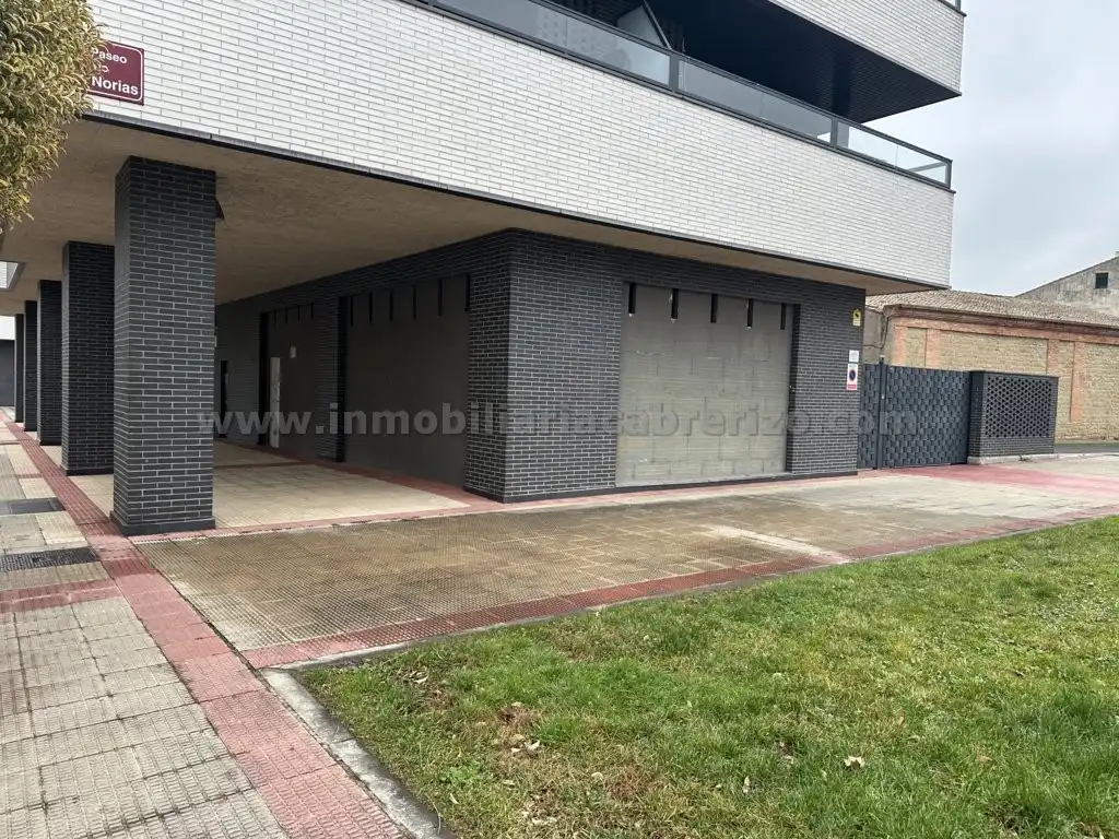 Vista exterior de Local de alquiler en  Logroño