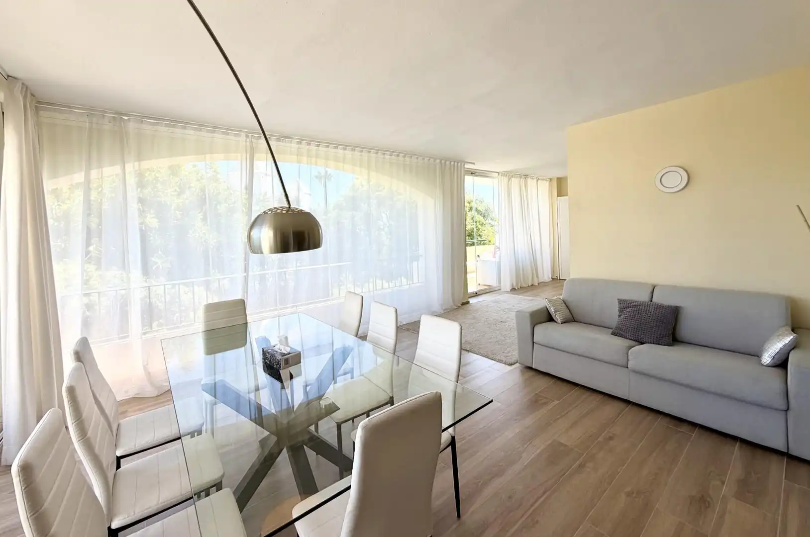 Sala d'estar de Apartament de lloguer en Marbella amb Aire condicionat, Moblat i Balcó