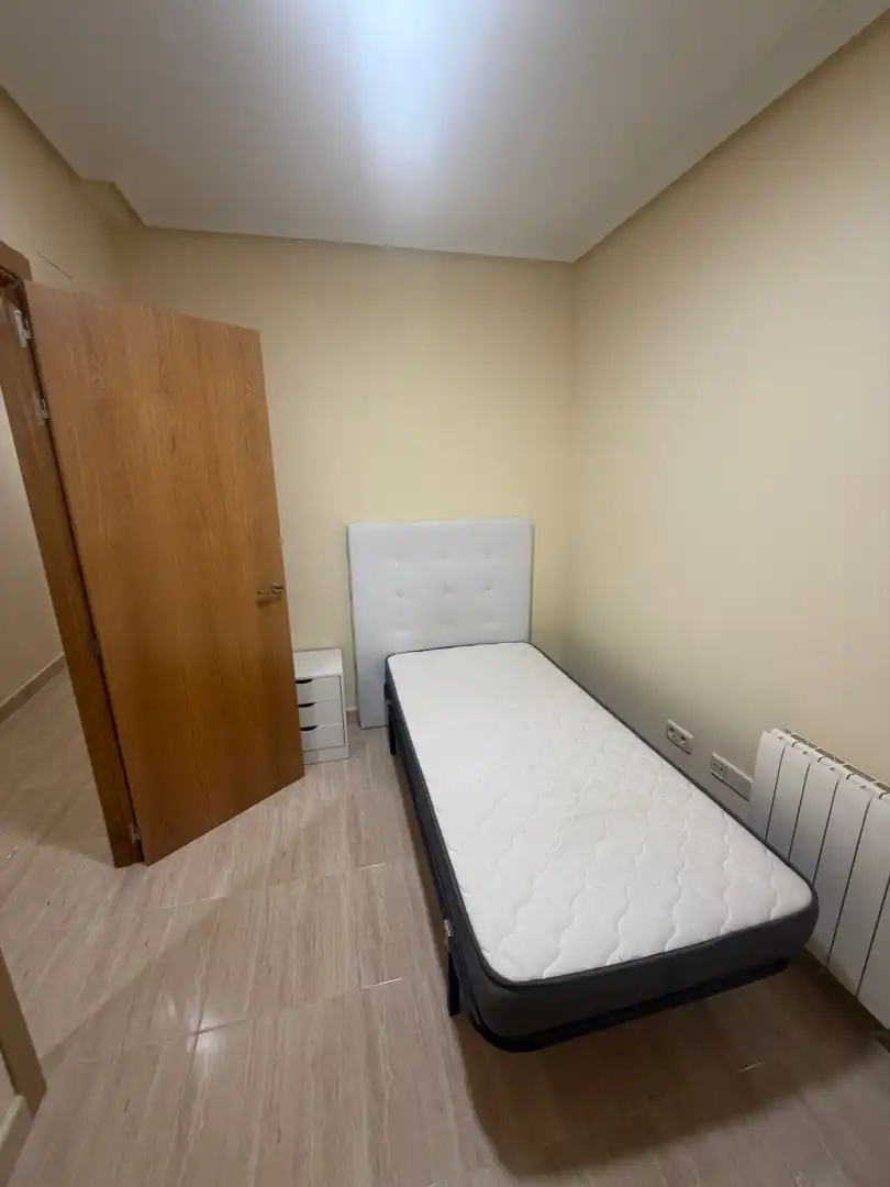Dormitori de Pis de lloguer en Puertollano amb Aire condicionat, Calefacció i Moblat