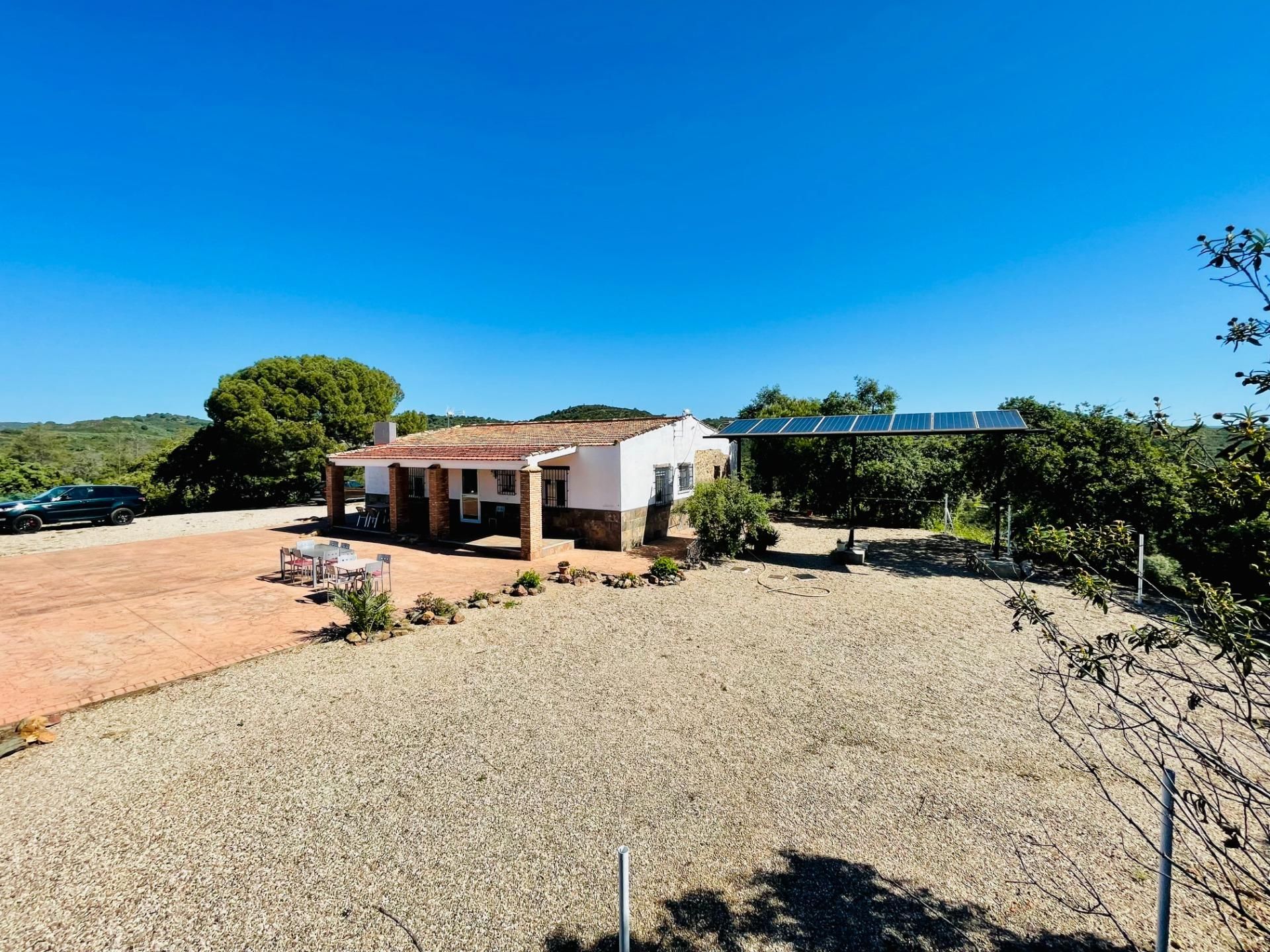 Vista exterior de Finca rústica en venda en Adamuz amb Aire condicionat, Calefacció i Jardí privat