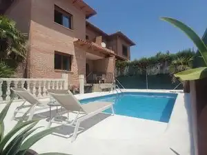 Piscina de Casa adosada en venda en Olías del Rey amb Aire condicionat, Calefacció i Jardí privat