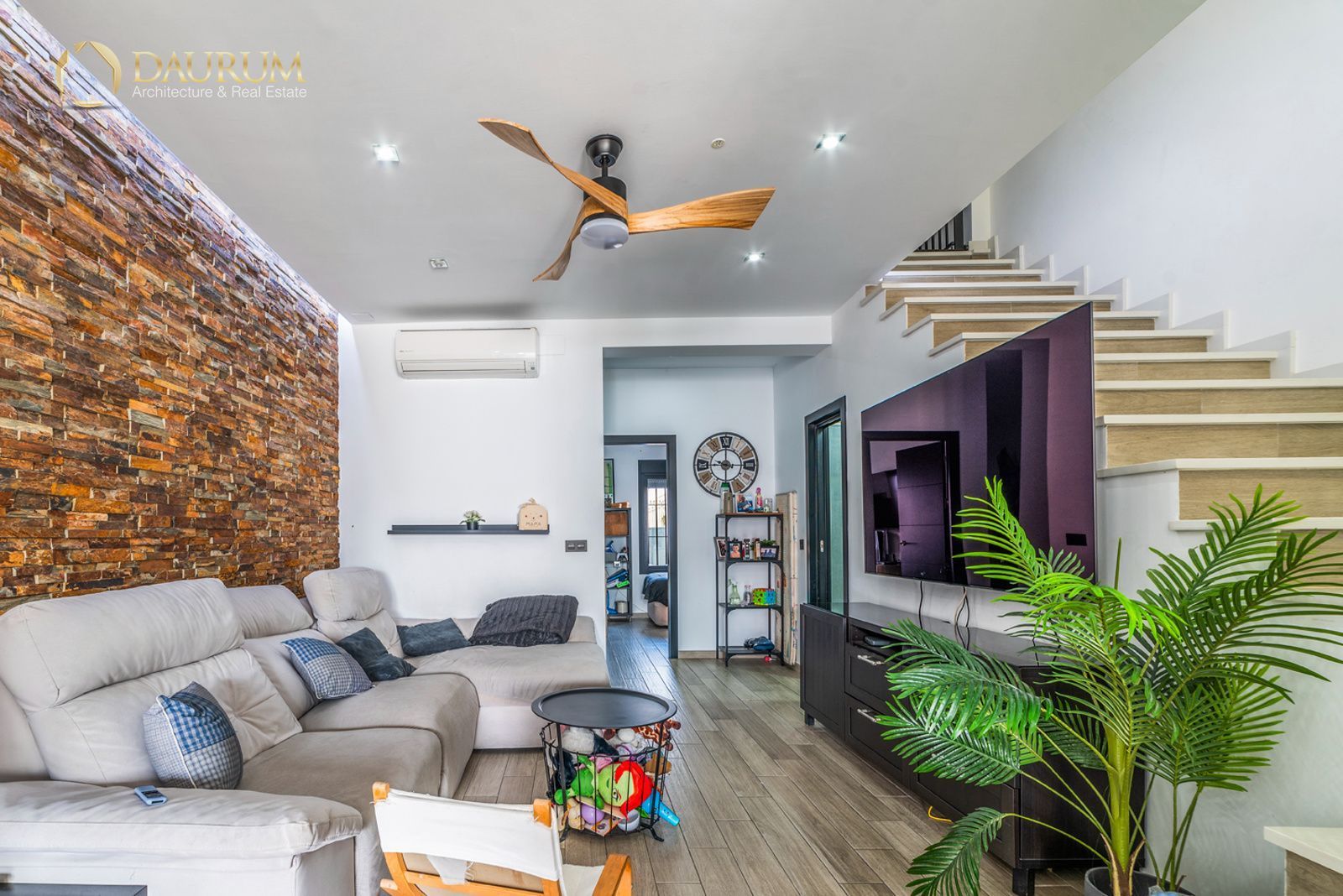 Sala d'estar de Casa adosada en venda en La Rinconada amb Aire condicionat