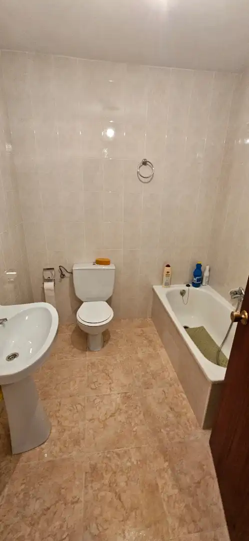 Badezimmer von Einfamilien-Reihenhaus zum Verkauf in Moraleja mit Möbliert