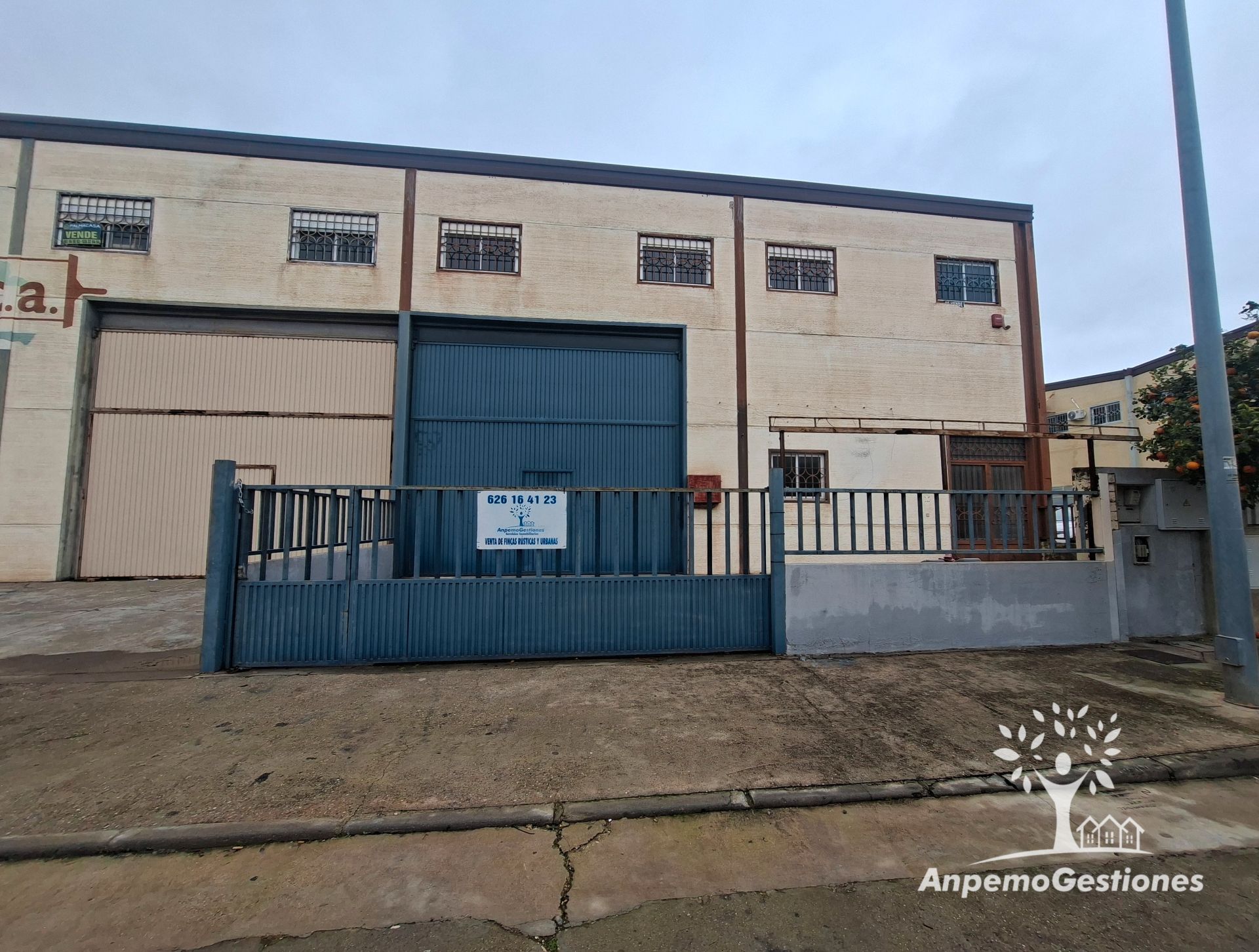 Vista exterior de Nau industrial en venda en Palma del Río