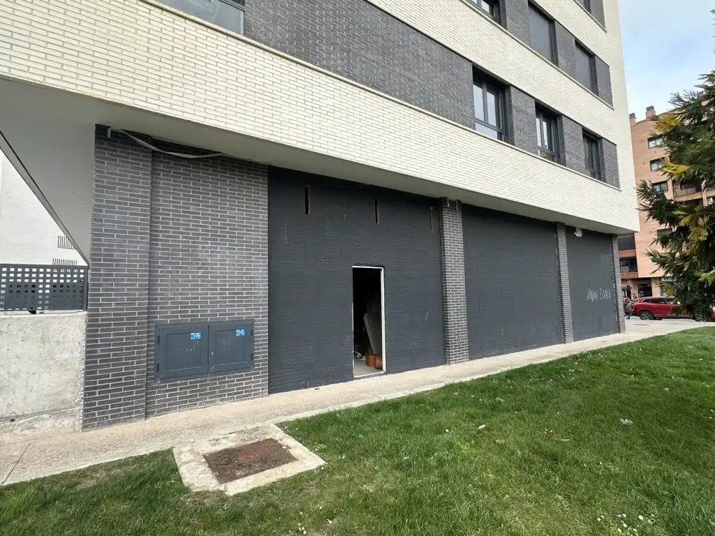 Vista exterior de Local de alquiler en  Logroño