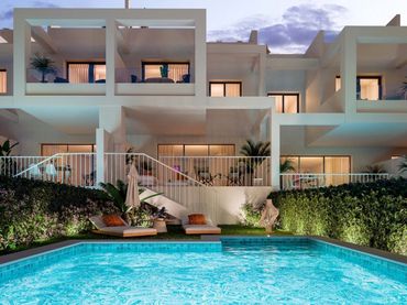 Casa aparellada amb piscina en venda a Manilva Pueblo
