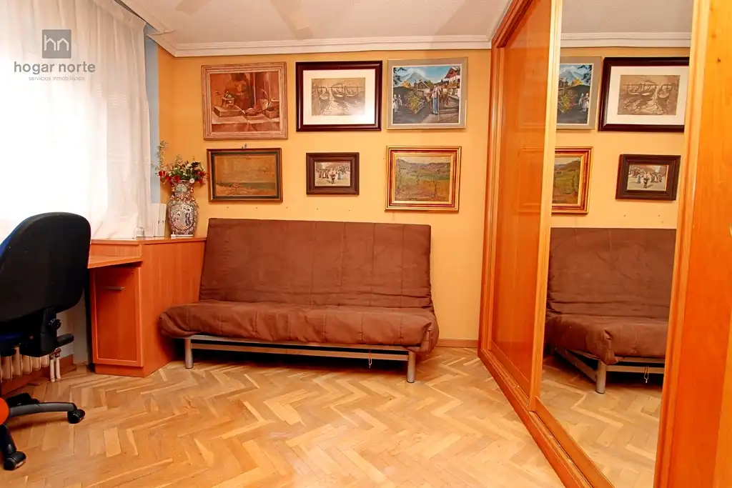 Sala d'estar de Pis en venda en San Sebastián de los Reyes amb Calefacció, Jardí privat i Parquet