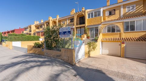 5 Real Estate se complace en presentar esta espaciosa casa adosada de tres dormitorios y tres baños, situada en la codiciada zona, imatge 3