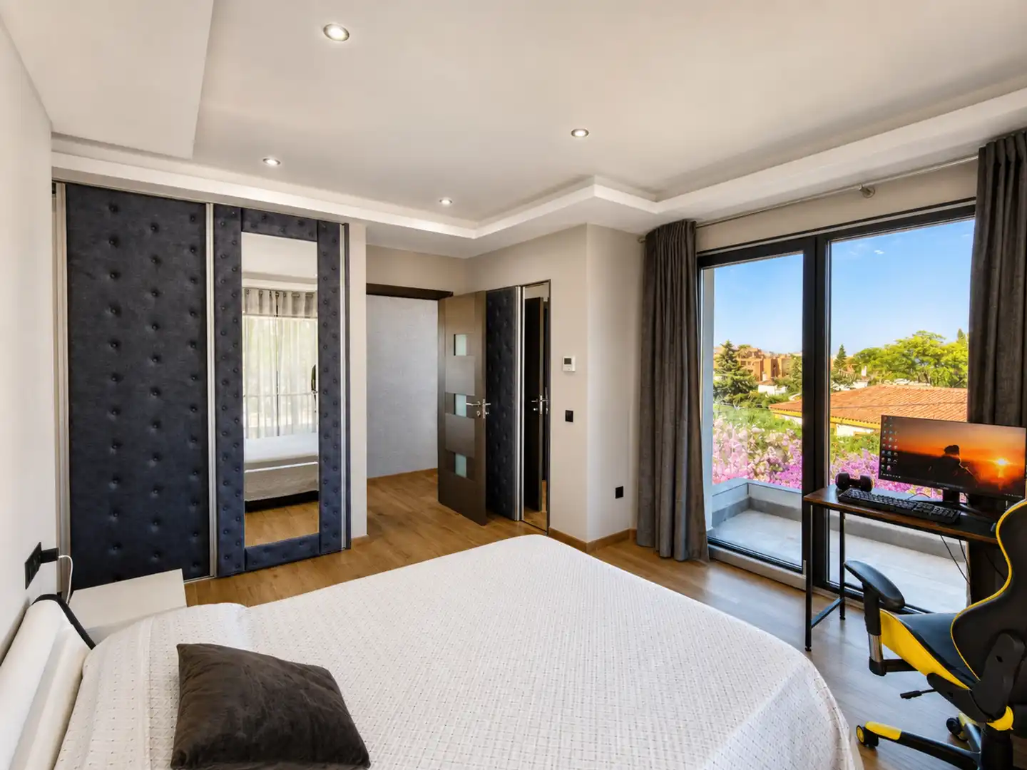 Dormitori de Casa o xalet en venda en Estepona amb Aire condicionat, Jardí privat i Terrassa