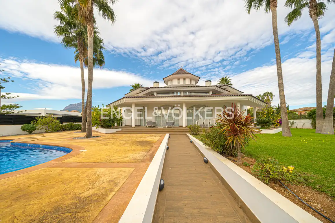 Vista exterior de Casa o xalet en venda en L'Alfàs del Pi amb Aire condicionat, Jardí privat i Piscina