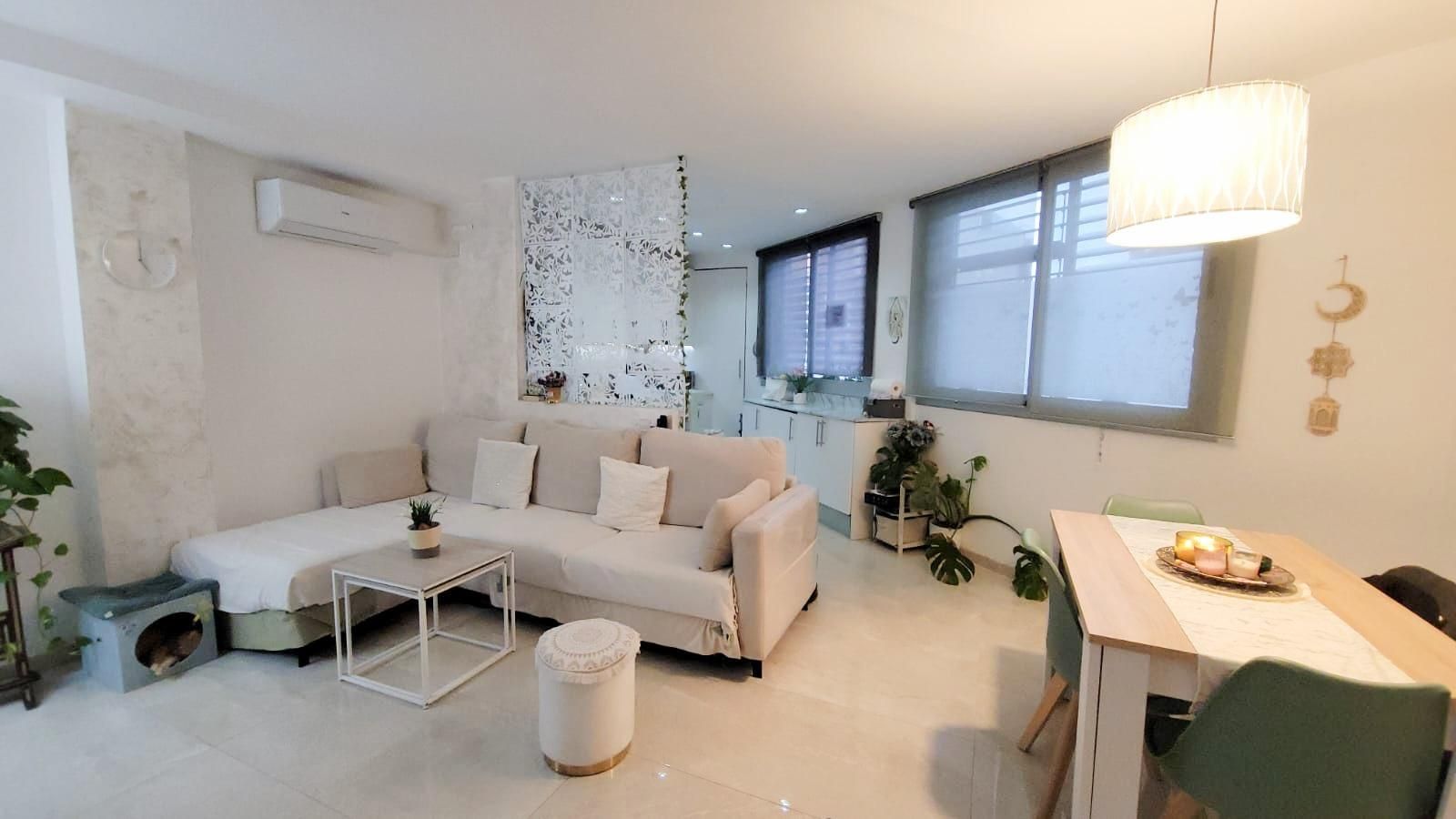 Sala d'estar de Dúplex en venda en L'Hospitalet de Llobregat amb Aire condicionat i Terrassa