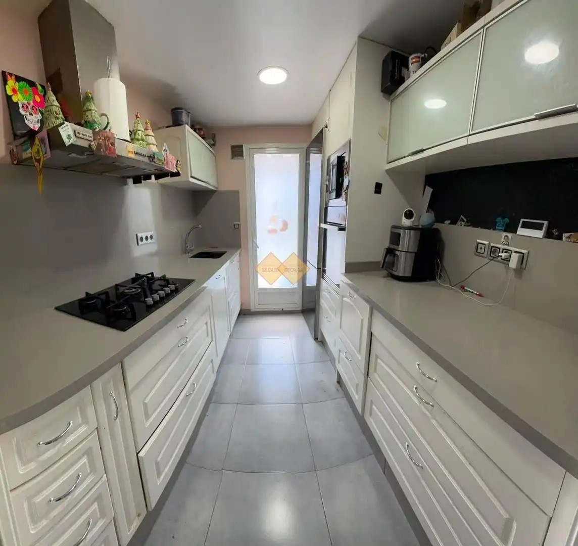 Kitchen of Duplexes for rent in Burjassot  with Air Conditioner and Furnished