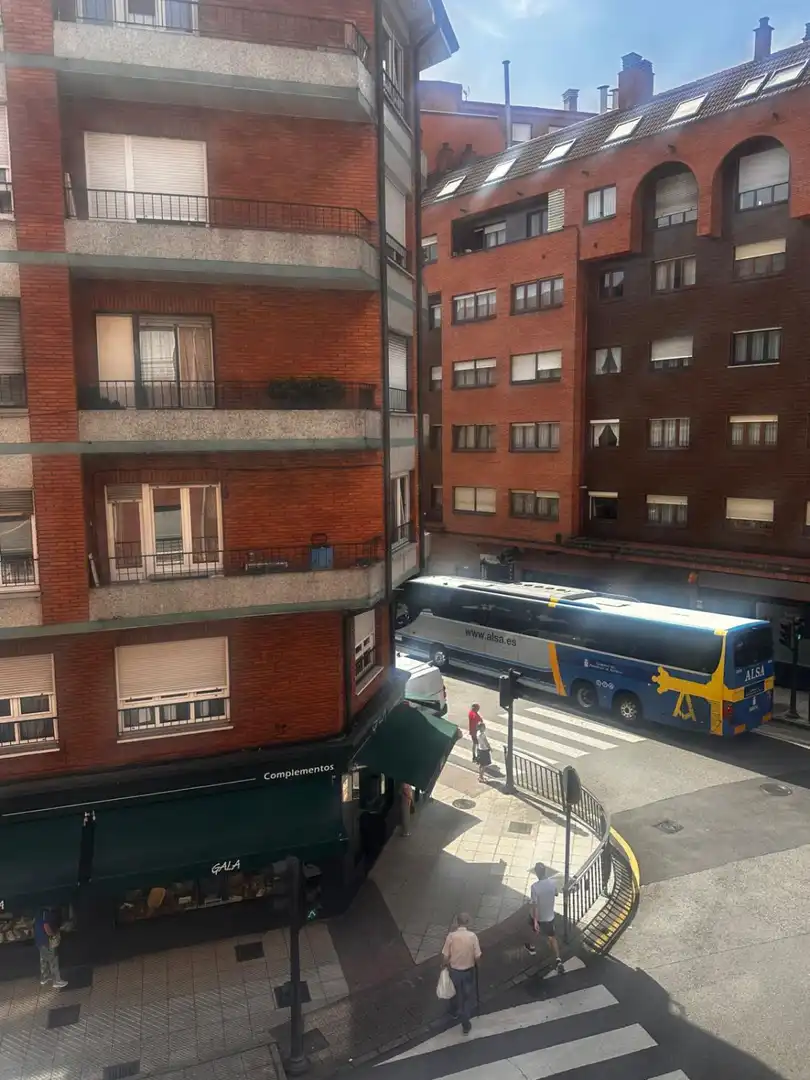 Vista exterior de Piso en venta en Oviedo  con Calefacción, Parquet y Trastero