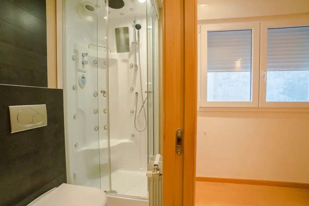 Bany de Apartament de lloguer en Alicante / Alacant amb Aire condicionat, Calefacció i Parquet