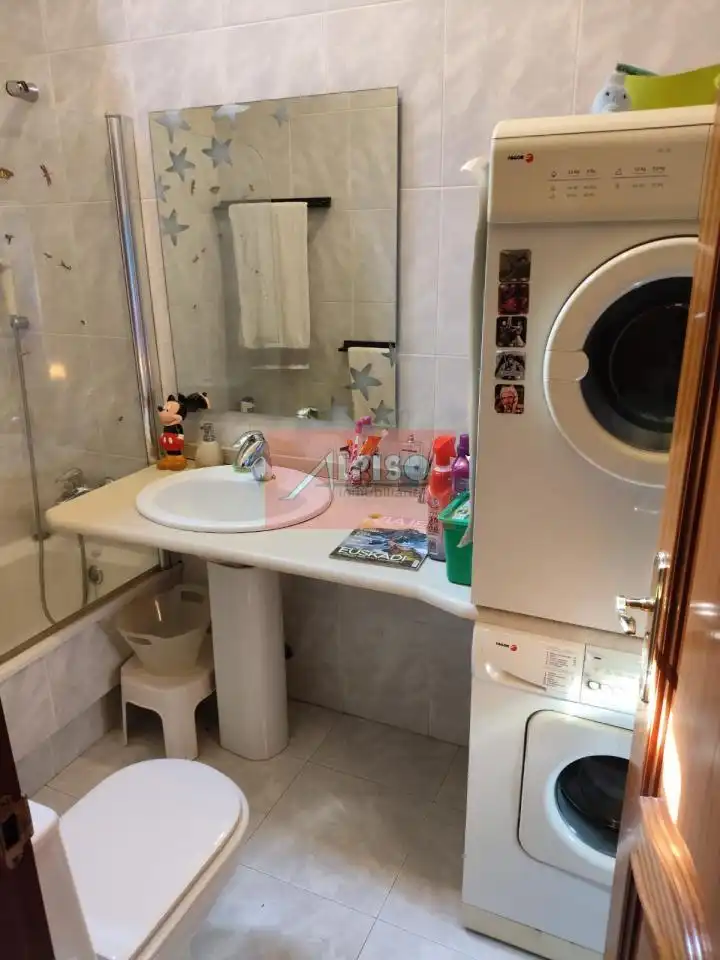 Bathroom of Duplexes for rent in Ourense Capital   with Heating, Parquet flooring and Furnished
