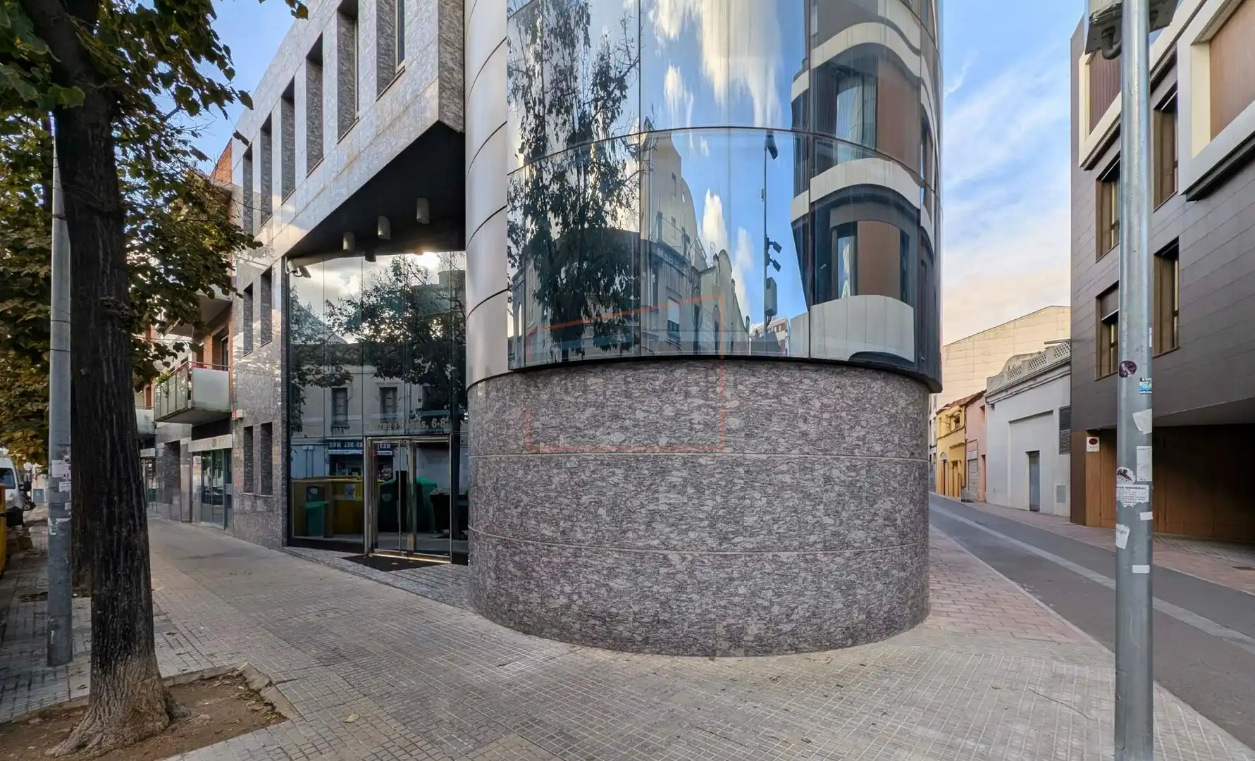 Vista exterior de Edifici en venda en Granollers