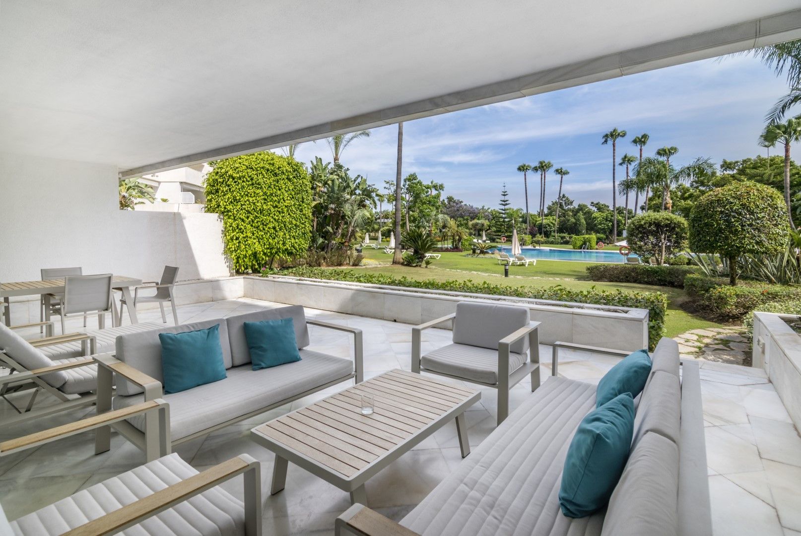 Terrassa de Planta baixa en venda en Marbella amb Terrassa, Piscina i Jacuzzi