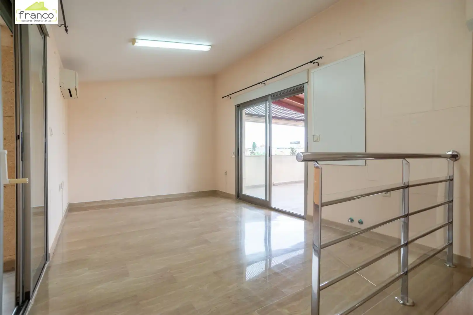Sala de estar de Casa adosada en venta en Murcia con Aire acondicionado, Calefacción y Jardín privado