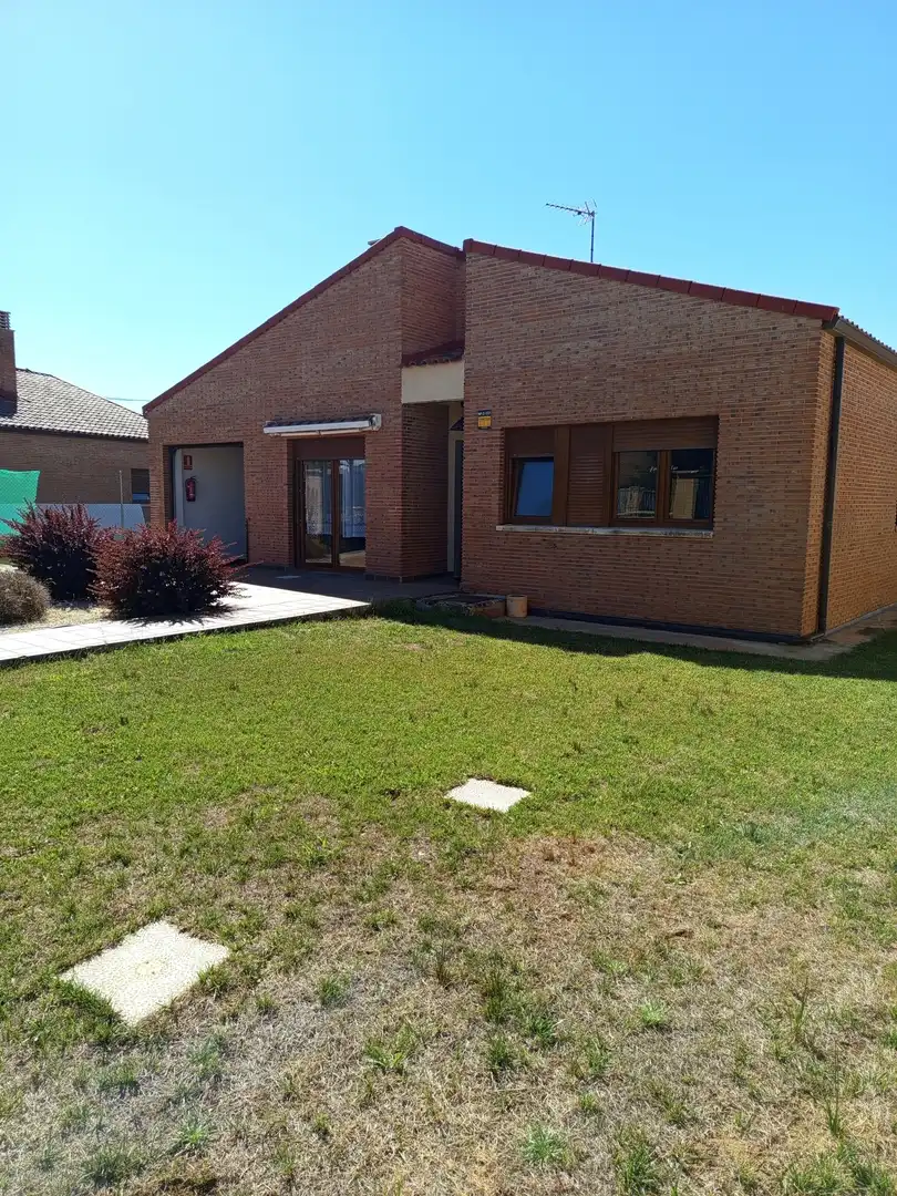 Vista exterior de Casa o xalet en venda en Grijota amb Calefacció i Jardí privat