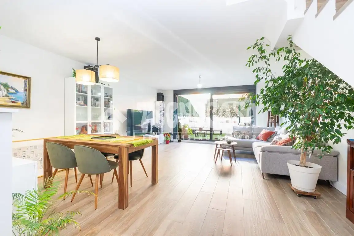 Sala de estar de Casa adosada en venta en Colmenar Viejo con Aire acondicionado, Calefacción y Jardín privado