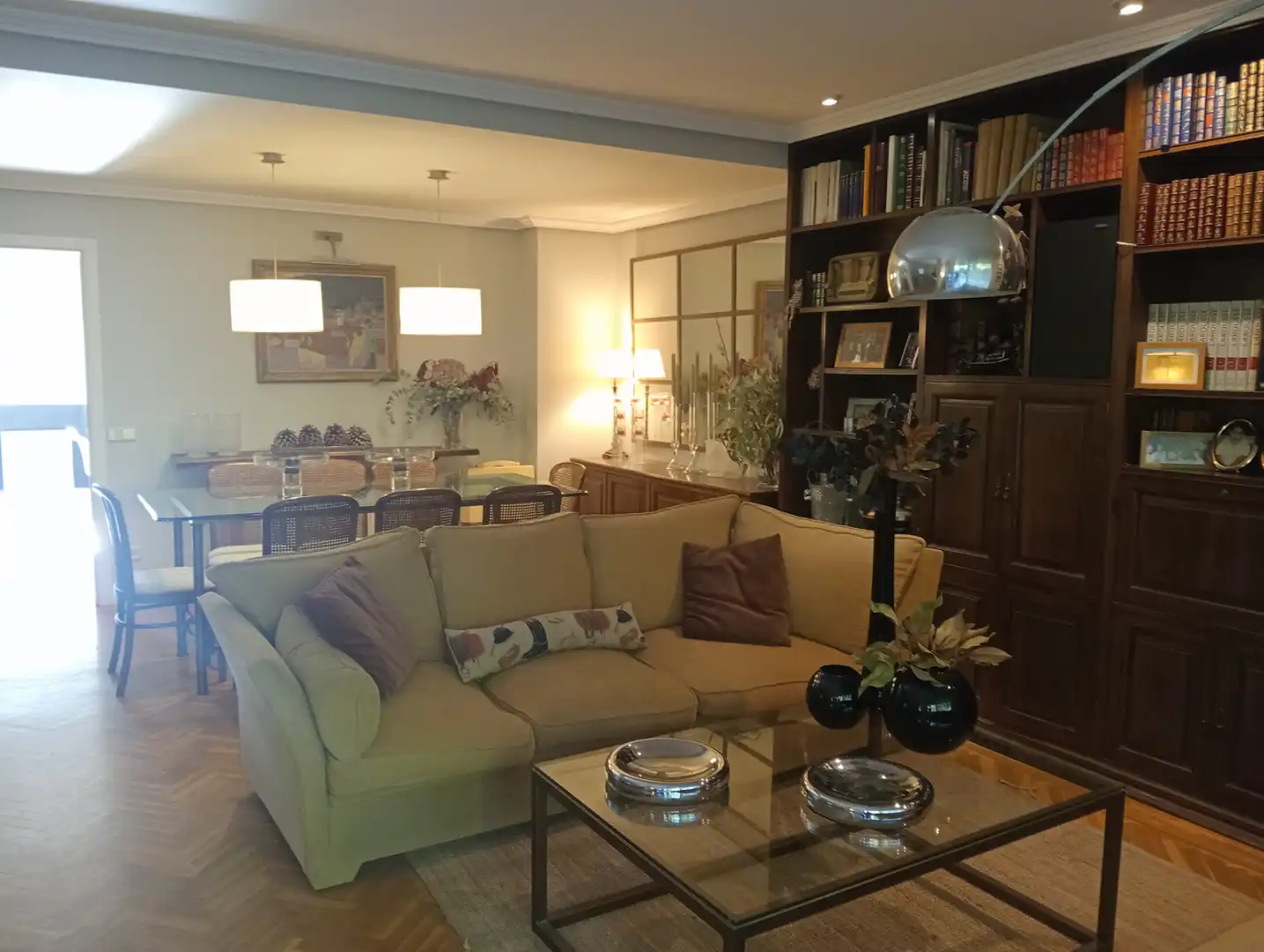Sala d'estar de Casa adosada en venda en Torrelodones amb Calefacció, Jardí privat i Parquet
