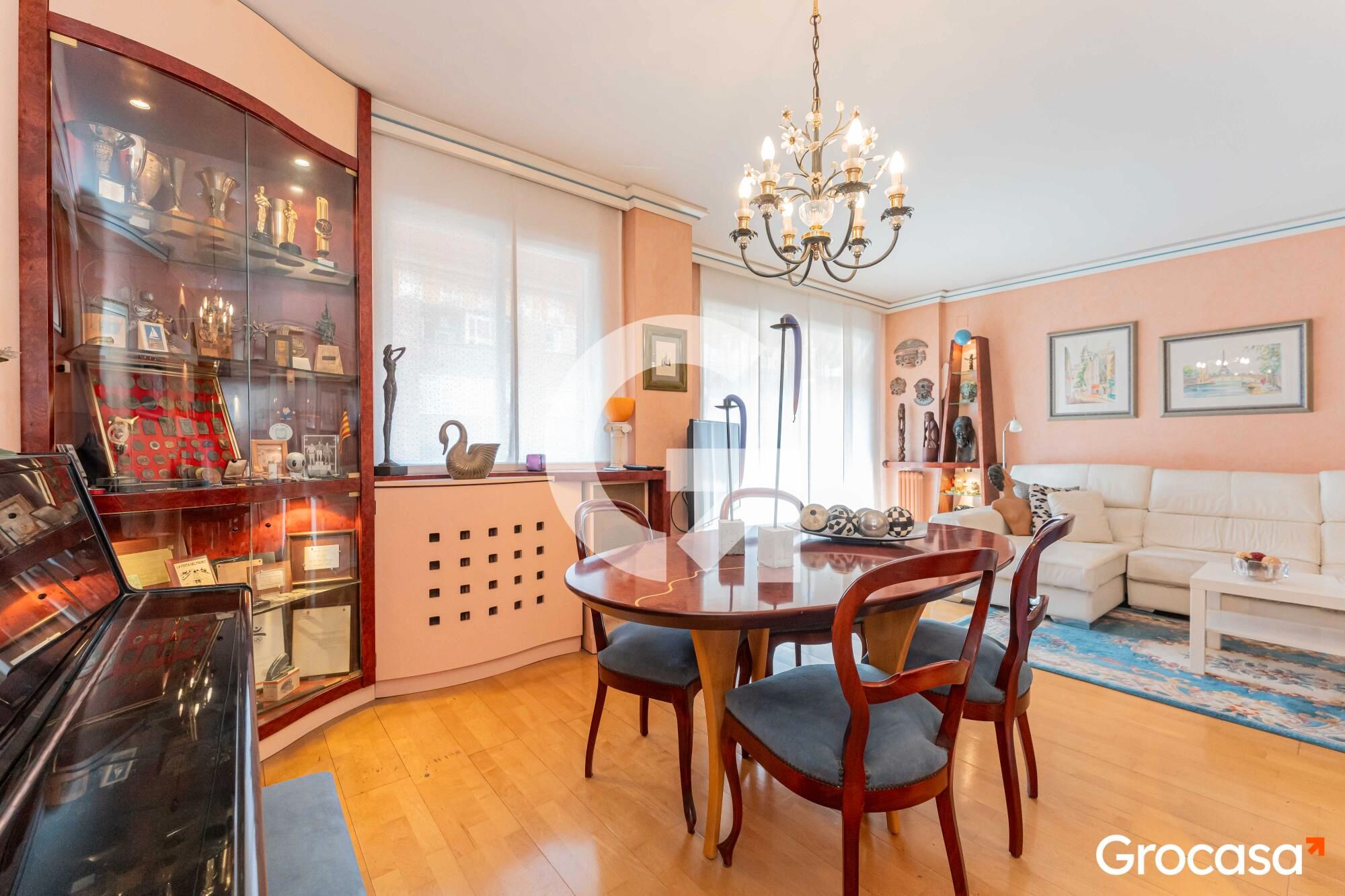 Menjador de Pis en venda en Cornellà de Llobregat amb Calefacció, Moblat i Forn