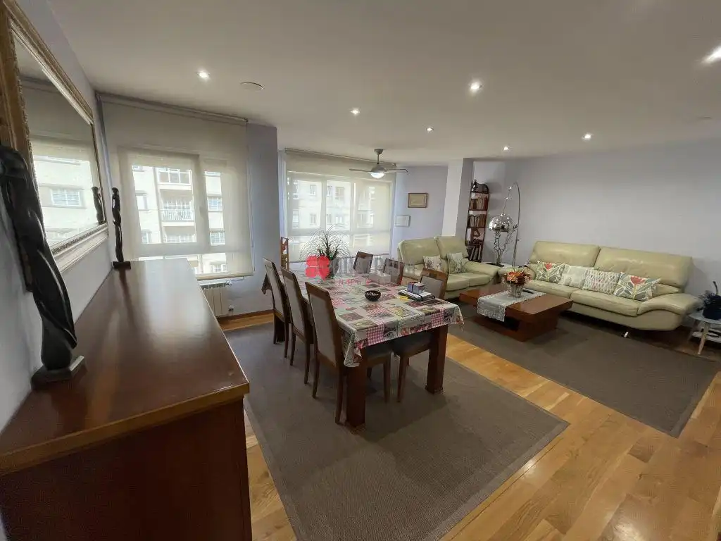 Appartamento con terrazza in vendita a Avenida Rosalía de Castro