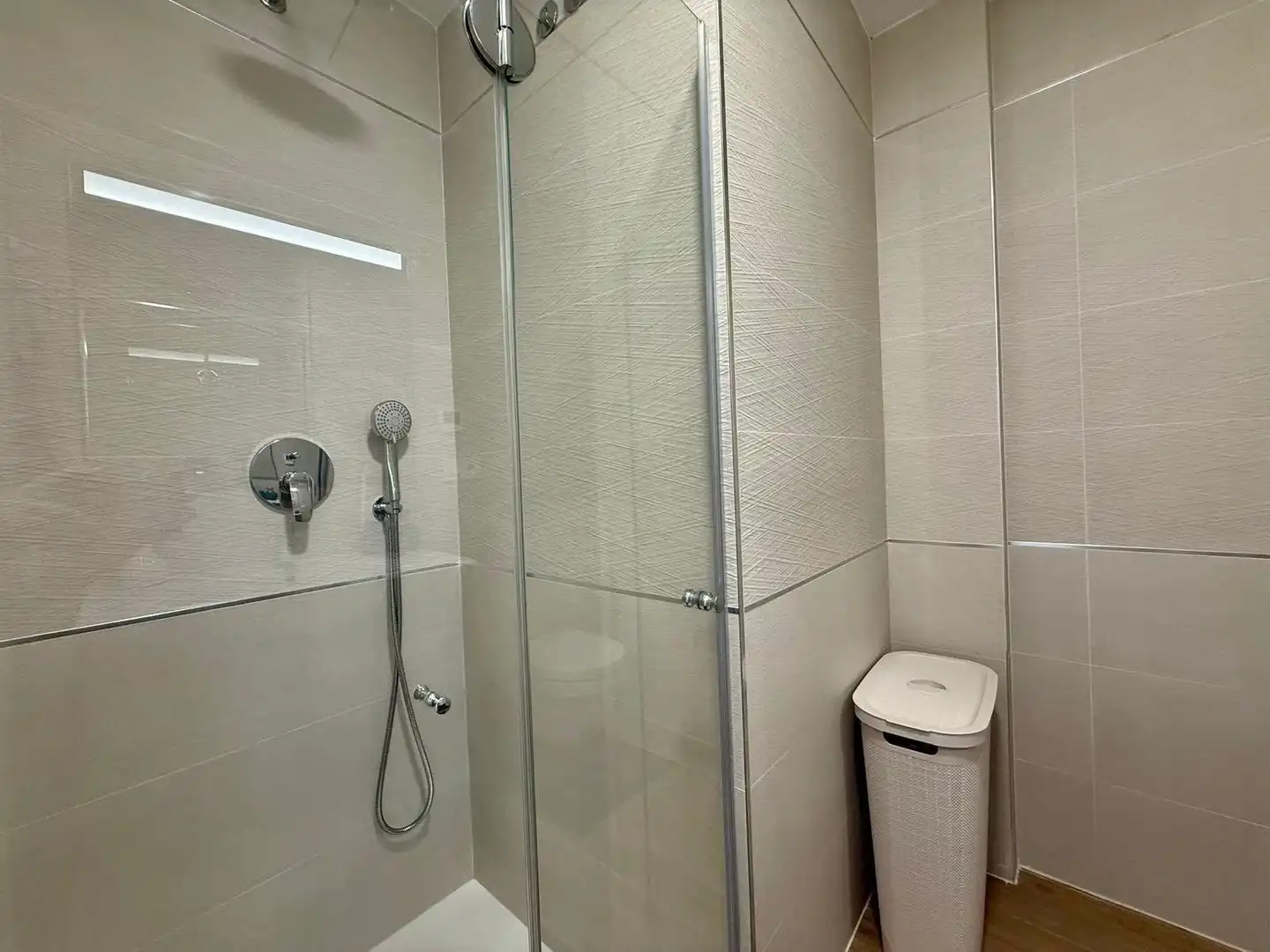 Bathroom of Flat for rent in Torrevieja  with Air Conditioner, Heating and Private garden