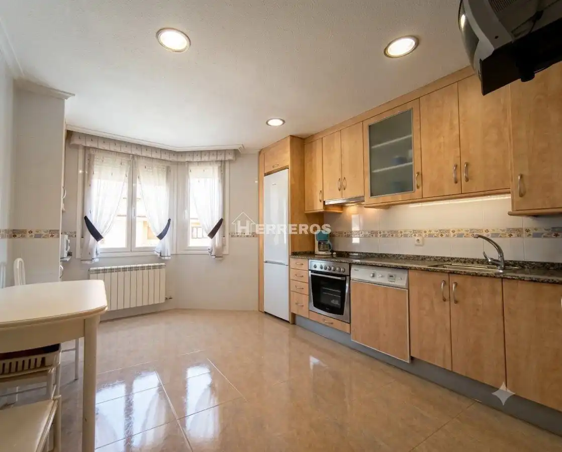 Cocina de Piso en venta en Entrena con Calefacción, Terraza y Trastero