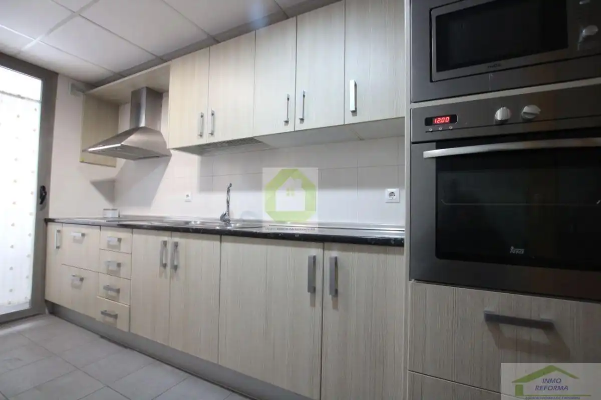 Kitchen of Flat for share in Armilla  with Storage room and Furnished