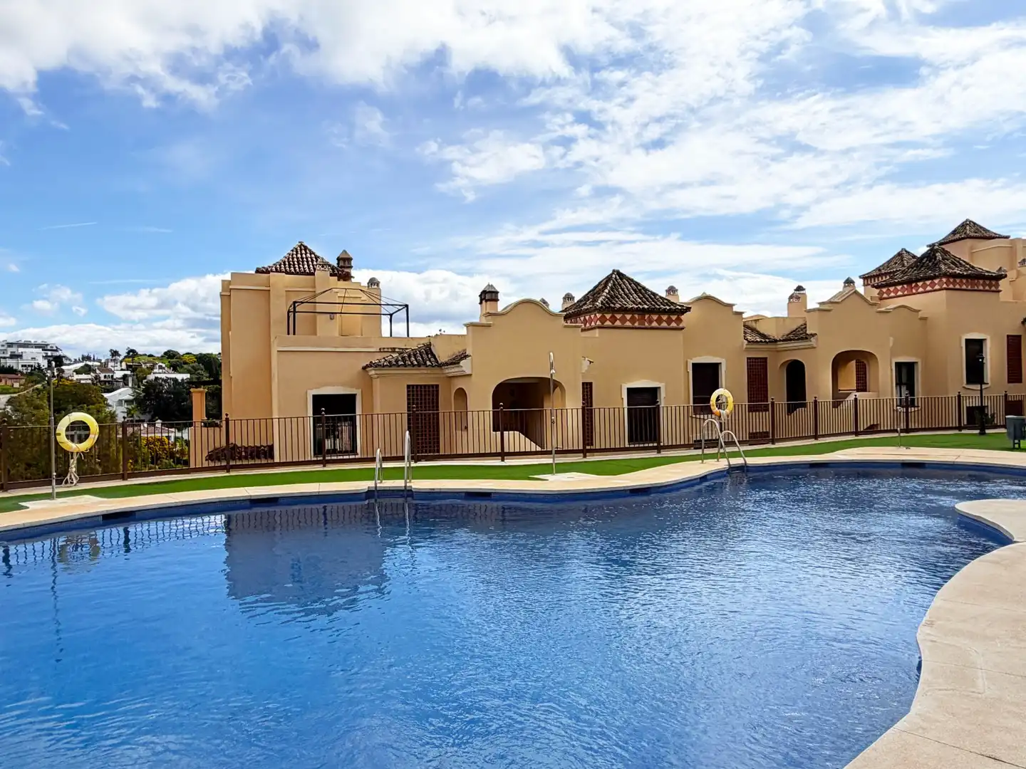 Schwimmbecken von Wohnung zum Verkauf in Estepona mit Klimaanlage, Terrasse und Abstellraum