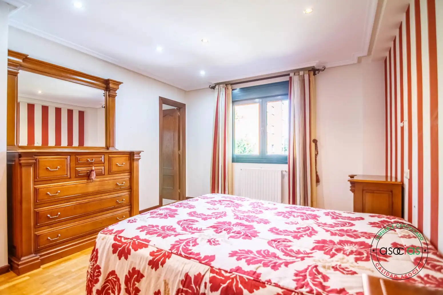 Habitación de Casa adosada en venta en Grado con Calefacción, Jardín privado y Parquet