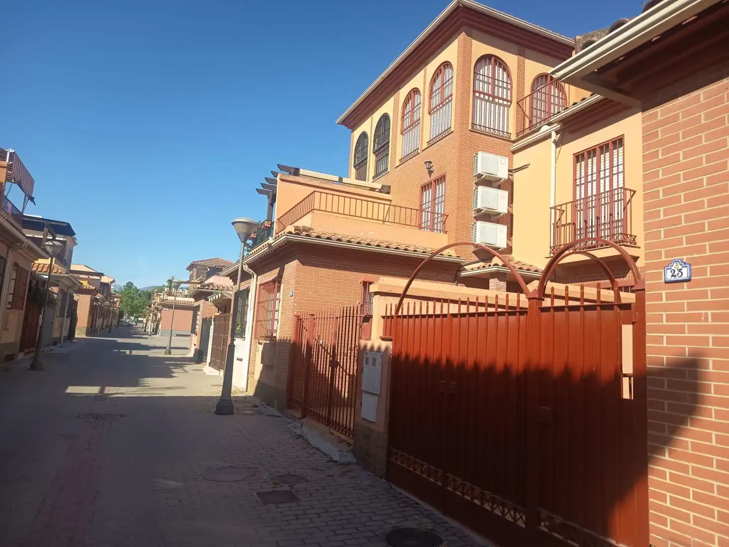 Vista exterior de Casa adosada en venta en Granada con Aire acondicionado, Calefacción y Terraza