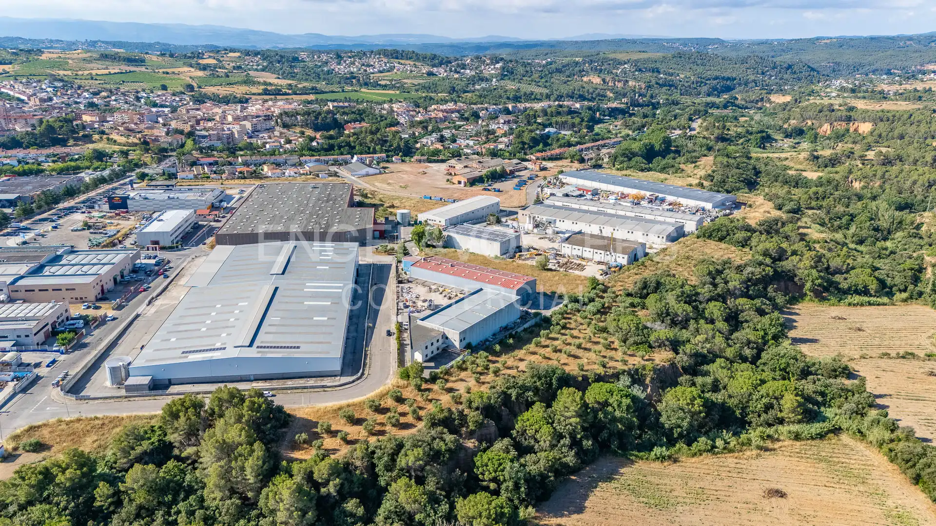 Außenansicht von Fabrikhallen zum Verkauf in Piera