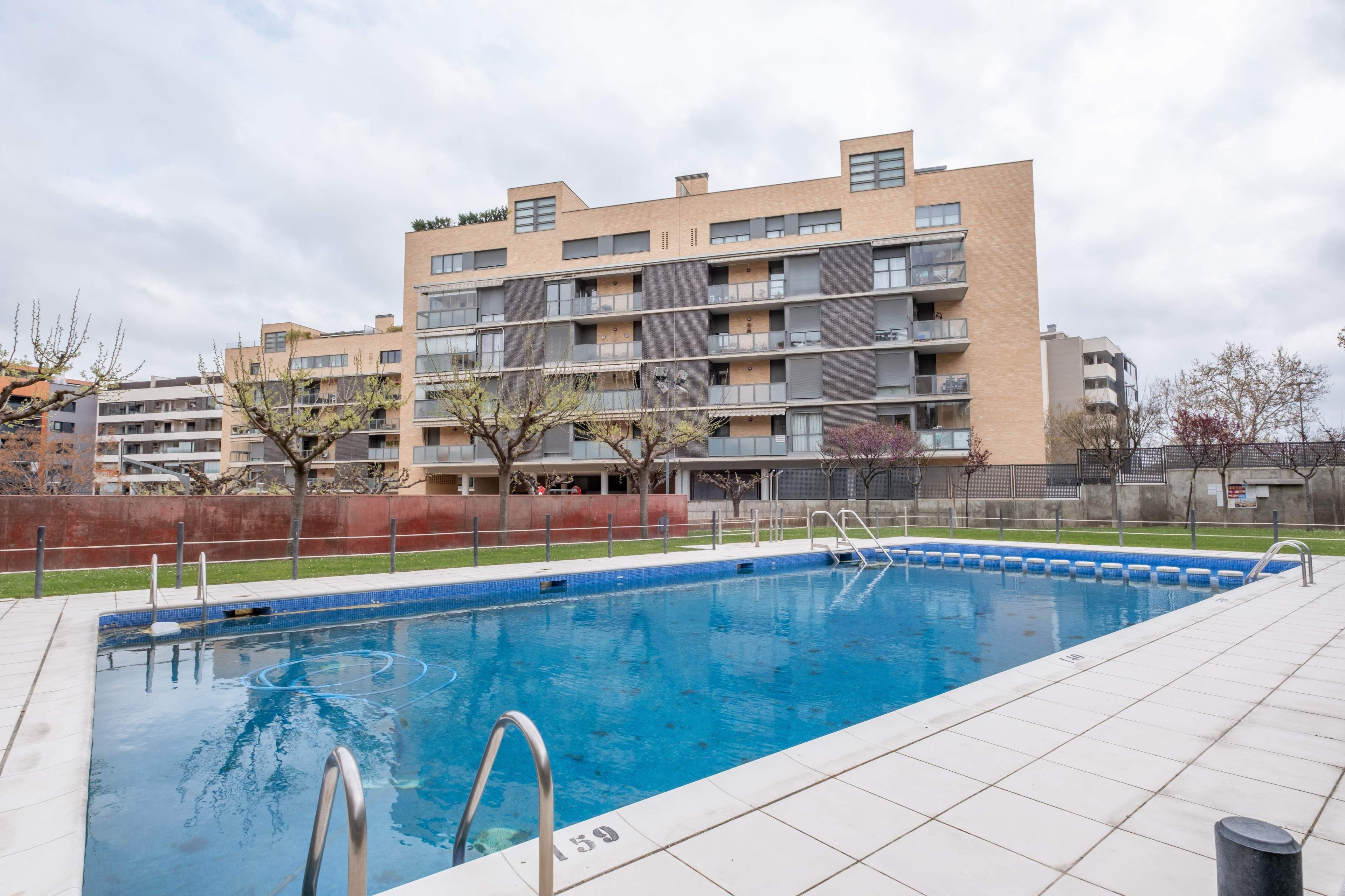 Swimming pool of Flat for sale in  Zaragoza Capital  with Air Conditioner, Heating and Private garden