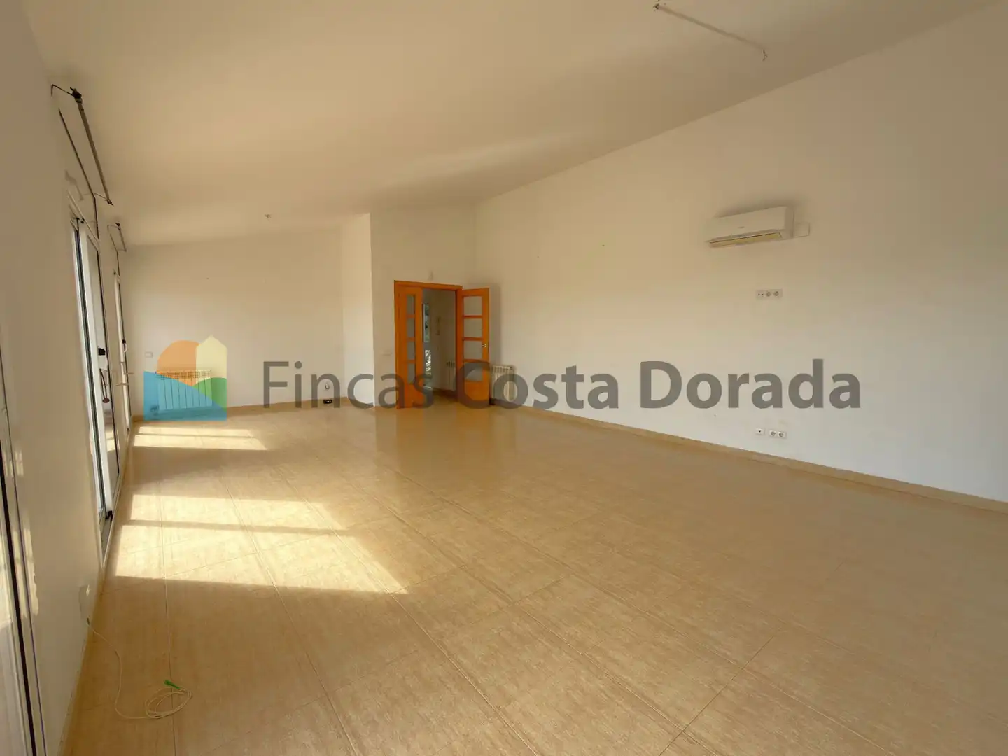 Sala d'estar de Casa o xalet en venda en Cubelles amb Aire condicionat, Calefacció i Jardí privat