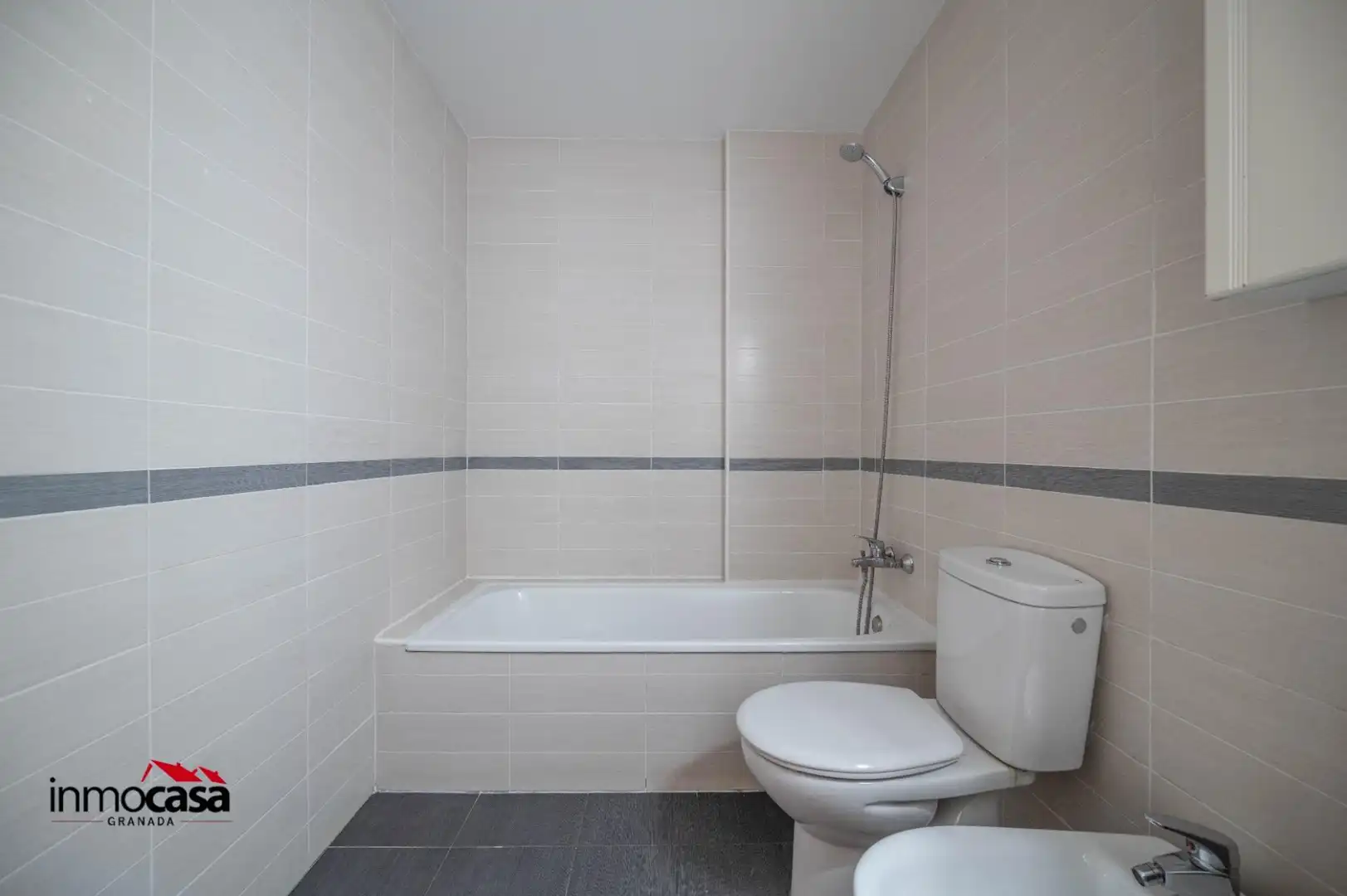 Bathroom of Flat for sale in Armilla  with Air Conditioner, Heating and Alarm