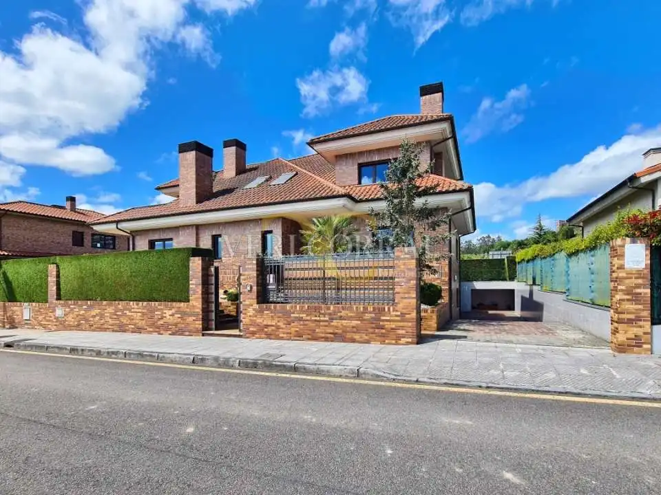 Vista exterior de Casa o chalet en venta en Oviedo  con Calefacción, Jardín privado y Terraza