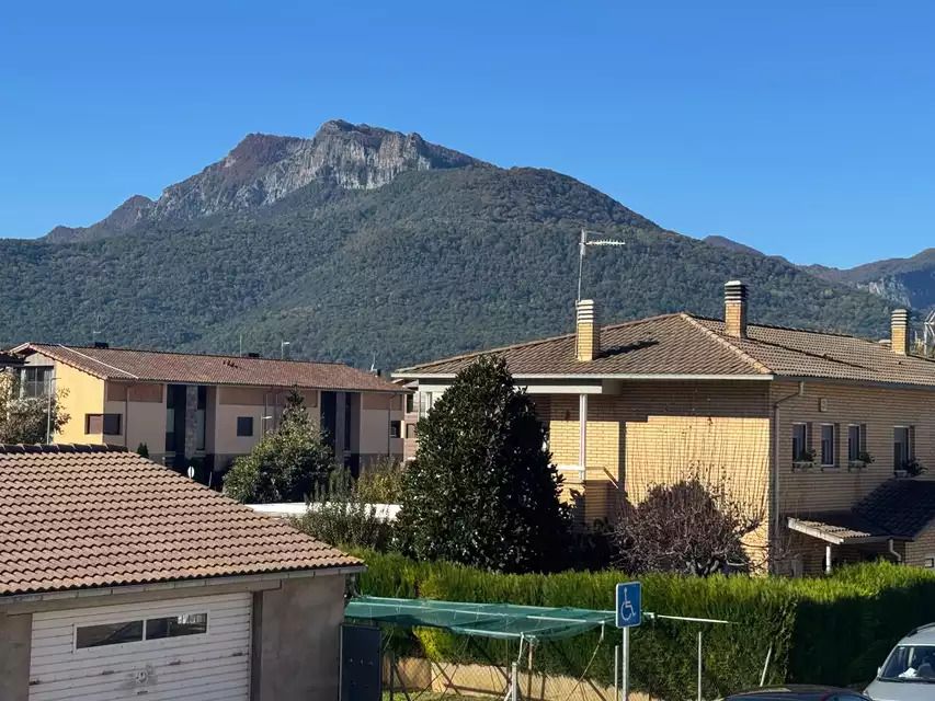 Vista exterior de Casa adosada en venda en La Vall d'en Bas amb Calefacció, Jardí privat i Traster