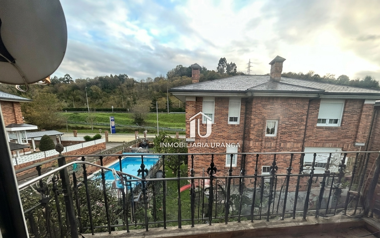 Außenansicht von Haus oder Chalet zum Verkauf in Laredo mit Heizung, Privatgarten und Abstellraum