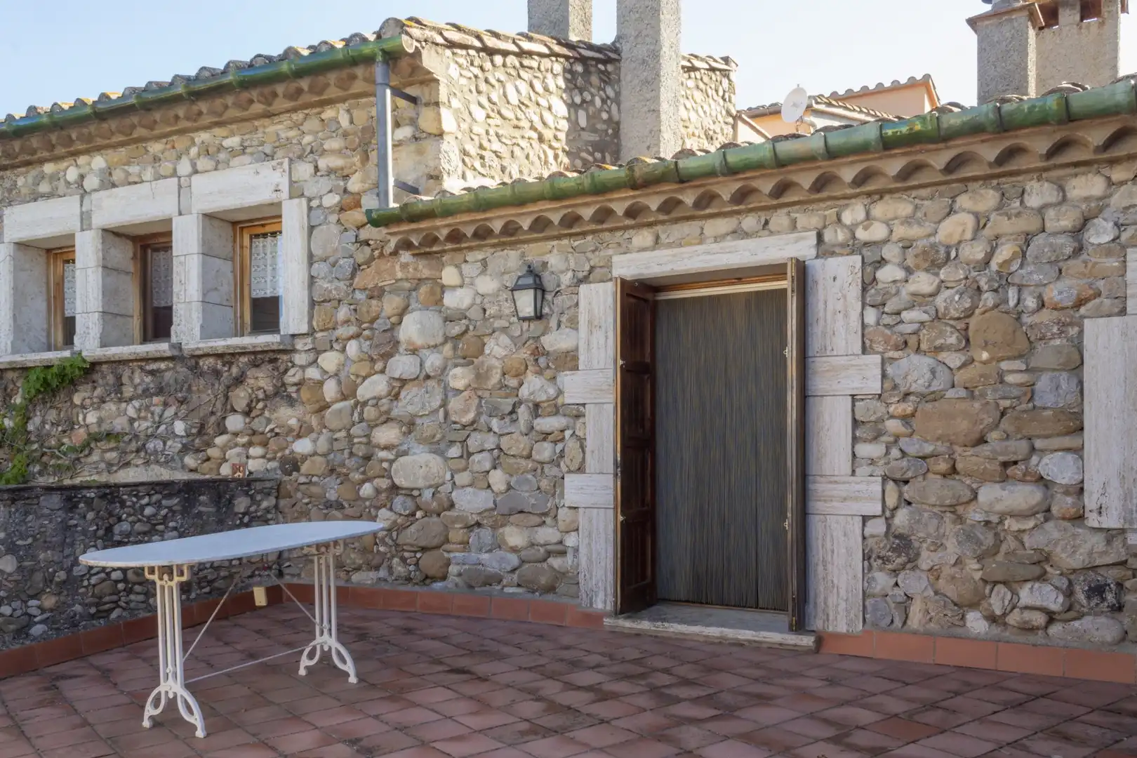 Vista exterior de Finca rústica en venda en Cabanelles amb Calefacció, Terrassa i Moblat