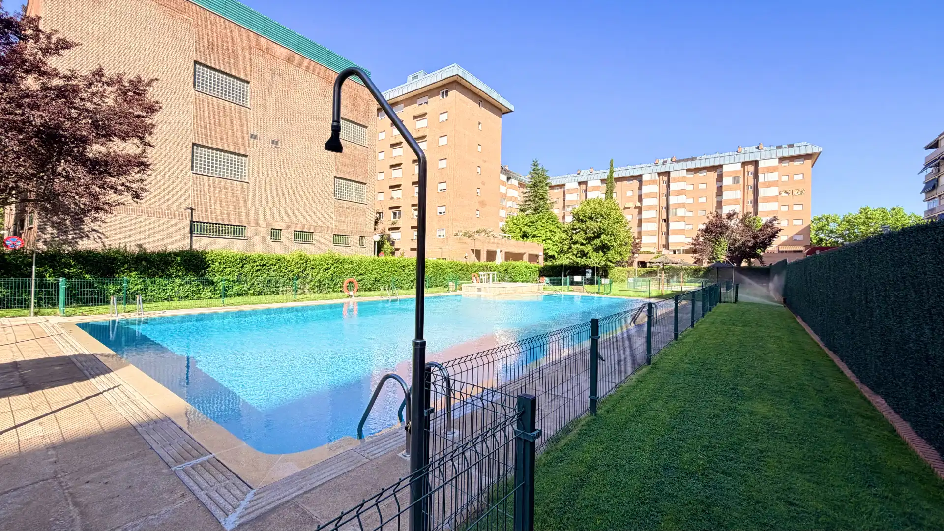 Piscina de Pis en venda en Alcorcón amb Calefacció, Jardí privat i Moblat