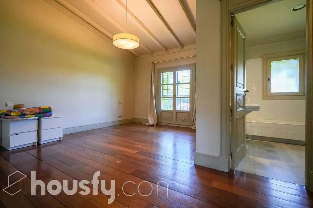 Bedroom of Houses for sale in Pozuelo de Alarcón  with Air Conditioner, Heating and Private garden